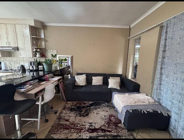 2 BEDROOM APARTMENT FOR SALE IN FLORIDA GLEN